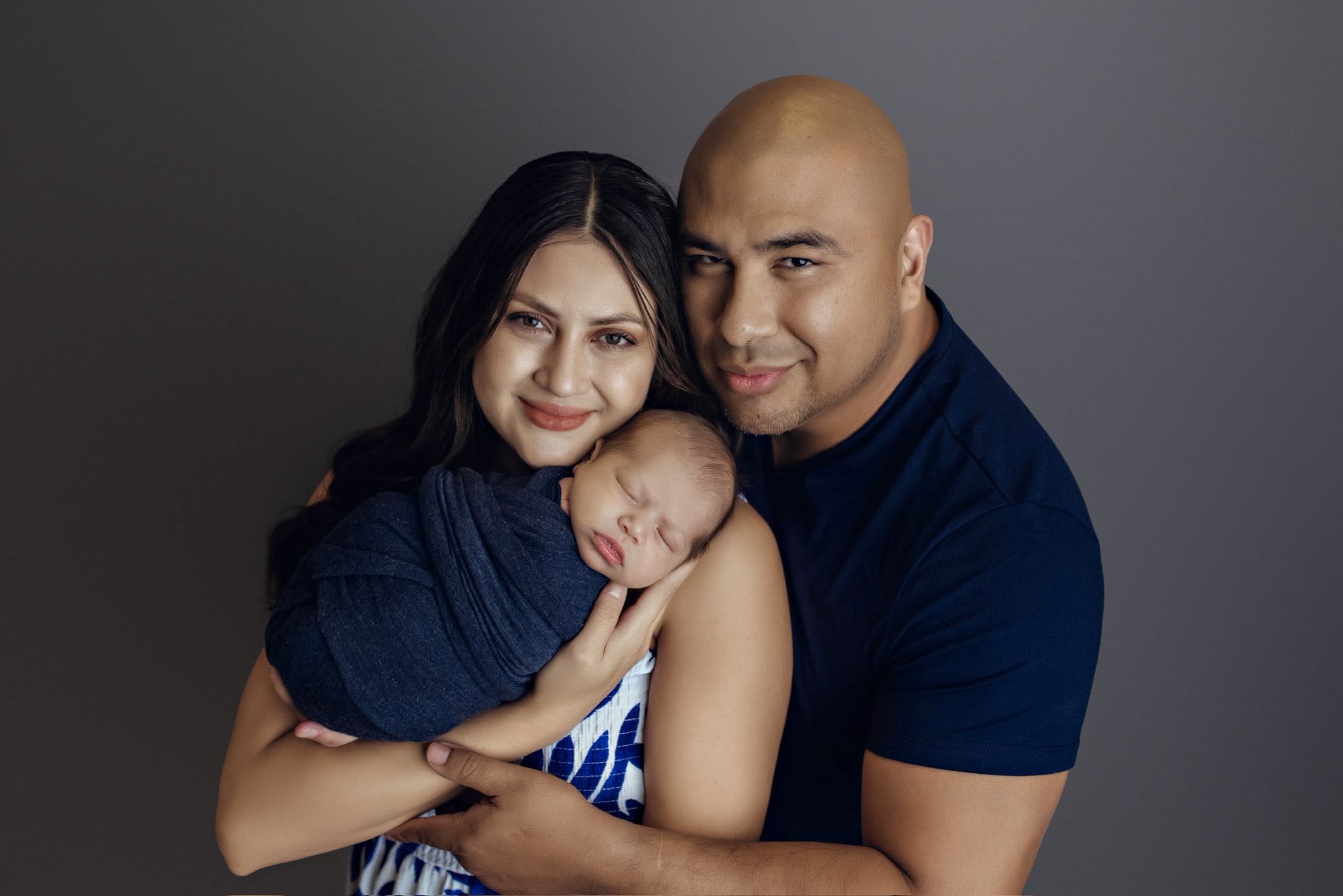 Voz Luis Sanchez con su esposa y su hijo recién nacido