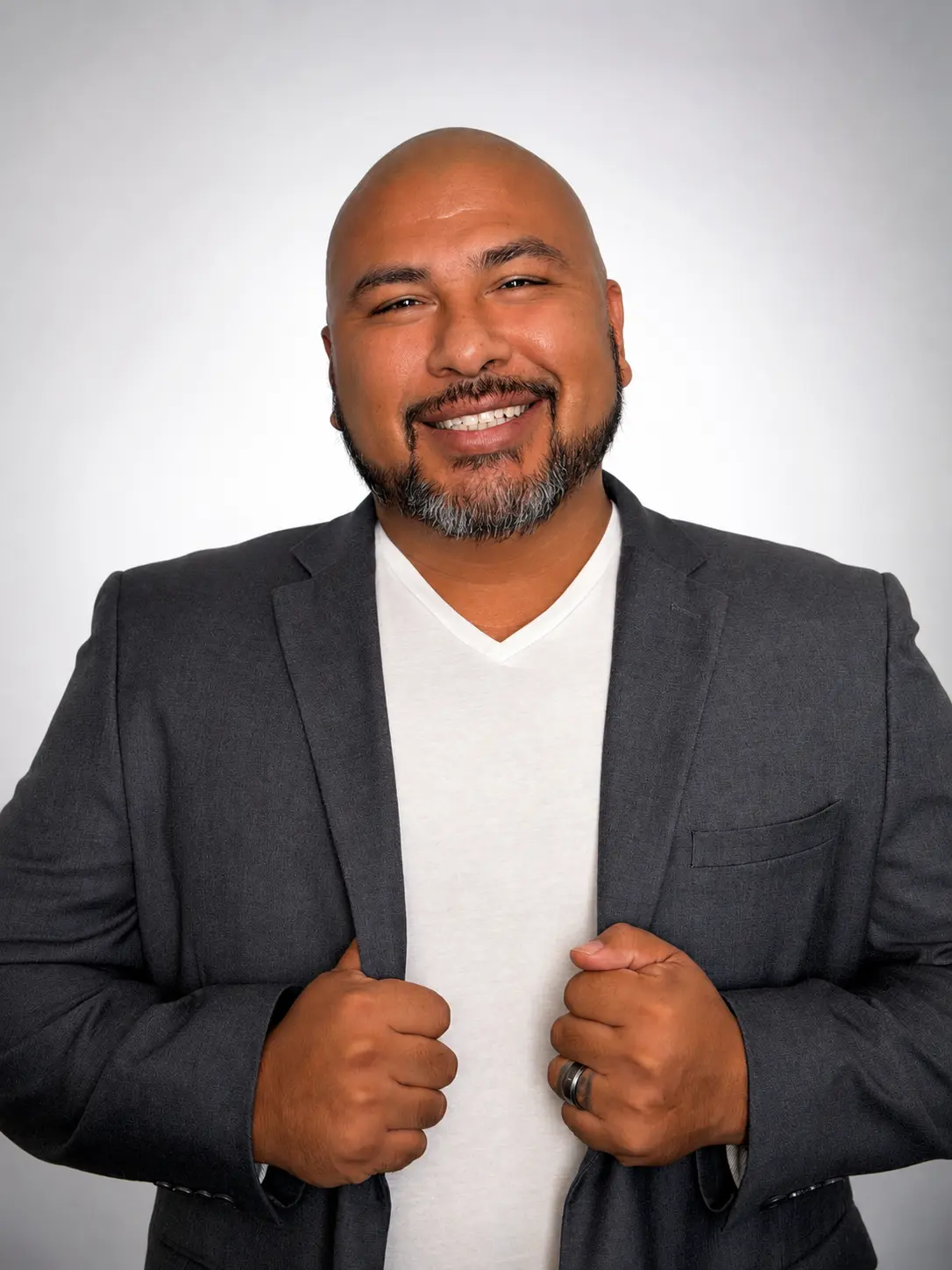 Professional portrait of Voz Luis Sanchez