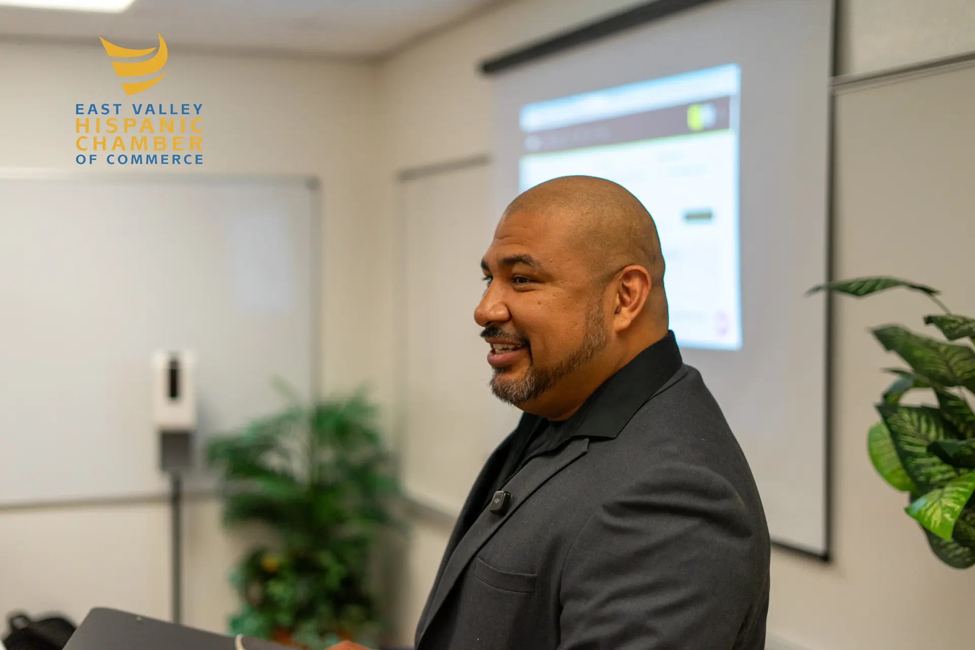 Voz Luis Sanchez teaching business leaders at an East Valley Hispanic Chamber of Commerce program
