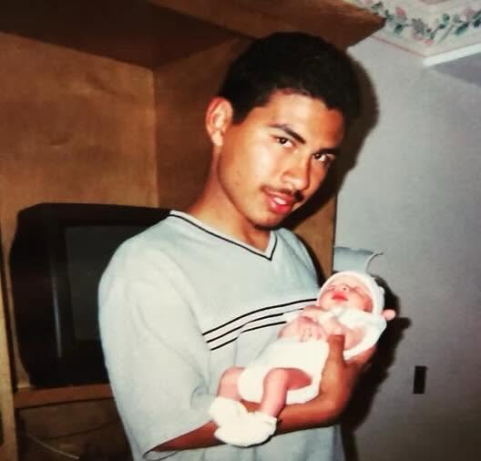 Voz Luis Sanchez a los diecisiete años sosteniendo a su hijo recién nacido